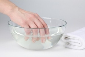 care--fashion--manicure--bowl-of-water_3263619